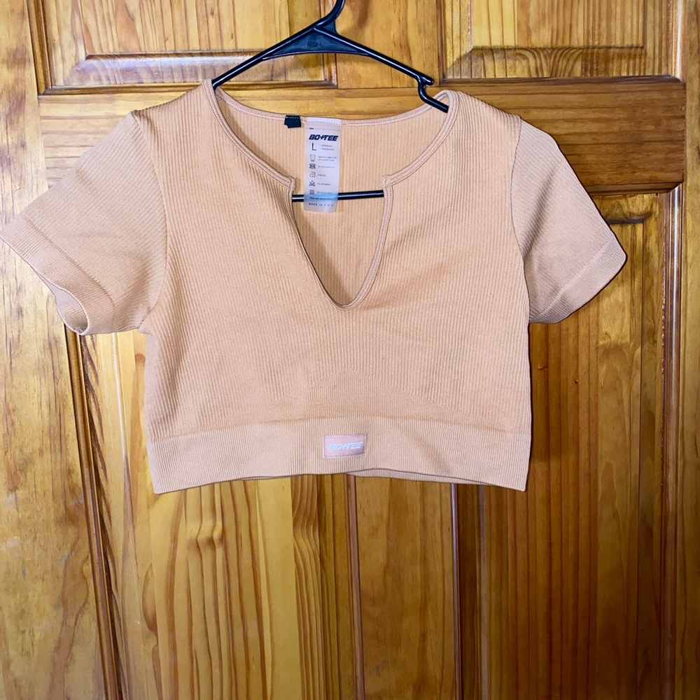 Bo+Tee V Neck Crop Top in Caramel size Large